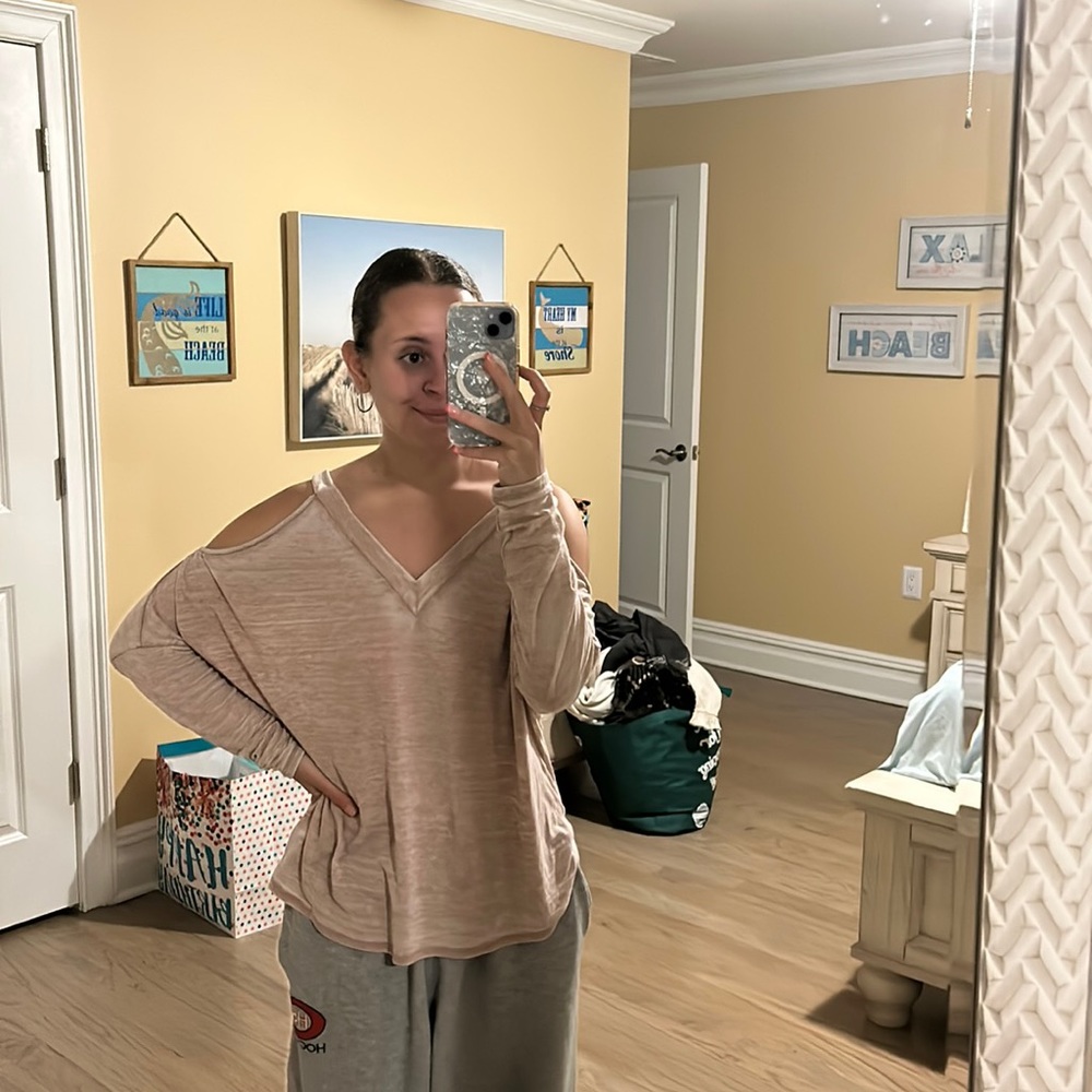 Express Cold Shoulder Top - Picture 2 of 4